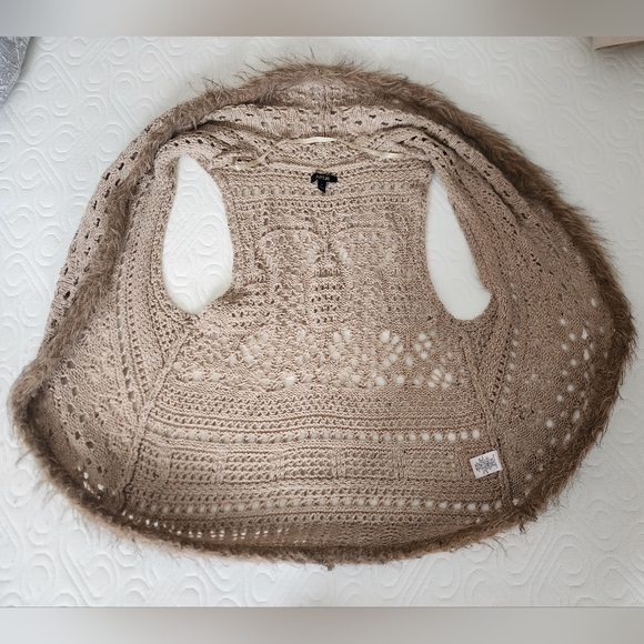 Beige crotchet vest with faux fur trim M - Picture 4 of 6